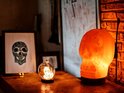 Handgemaakte Skull Sculptuur Himalaya Zoutlamp – 22 cm – 2 KG – Dimfunctie – Acaciahouten Voet – Sfeerlamp