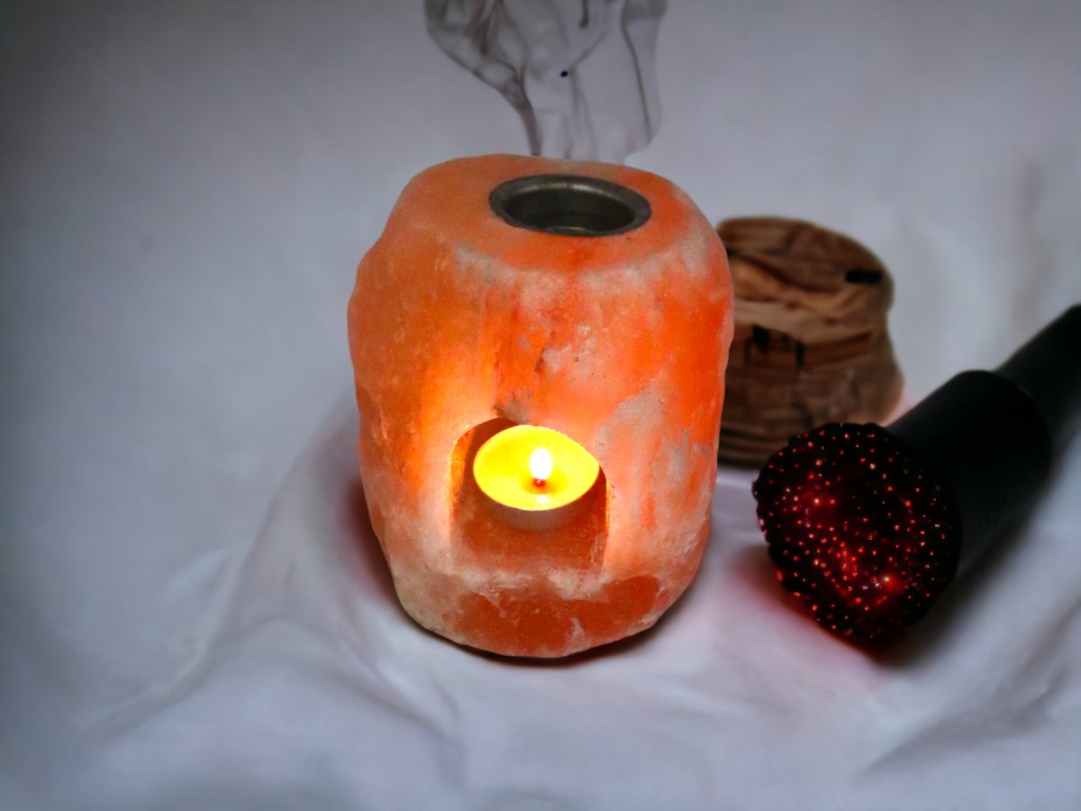 Detail van Himalaya zoutlamp met metalen kom voor aromatherapie en theelicht