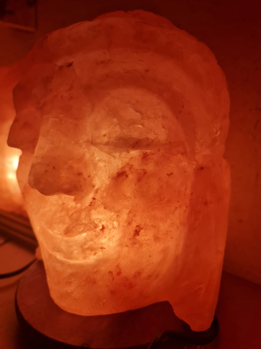Detail van de Buddha Head Himalaya zoutlamp met zachte gloed