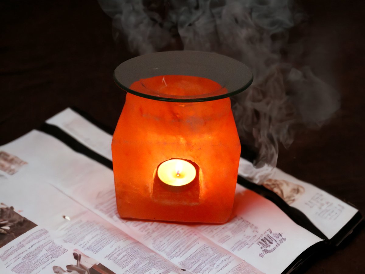 Sfeervolle Himalaya zoutlamp met glazen oliekom als rustgevend woonaccessoire