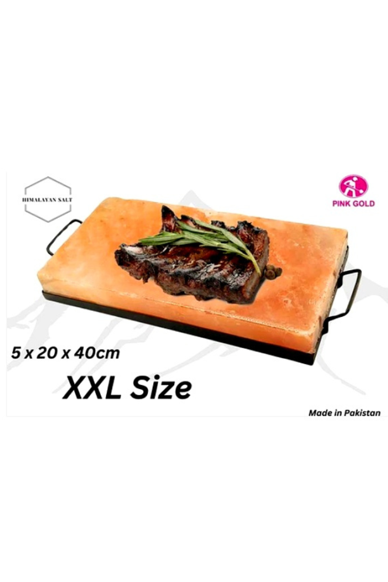 Zoutsteen grillplaat met vlees op houtskoolbarbecue