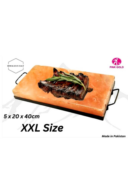 Zoutsteen grillplaat met vlees op houtskoolbarbecue