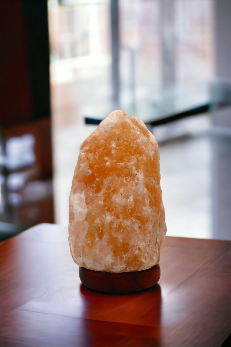 Warm amberlicht van handgemaakte zoutlamp