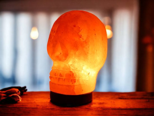 Handgemaakte Skull Sculptuur Himalaya Zoutlamp – 22 cm – 2 KG – Dimfunctie – Acaciahouten Voet – Sfeerlamp