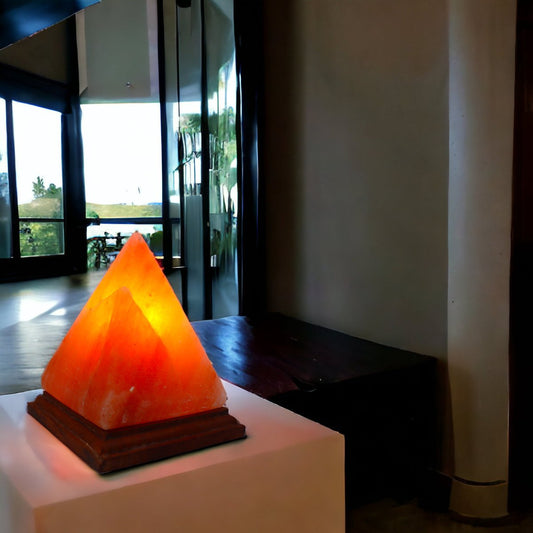 Piramide Himalaya zoutlamp met acaciahouten voet
