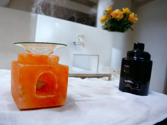 Close-up van glazen aromakom op Himalaya zoutlamp met theelichthouder